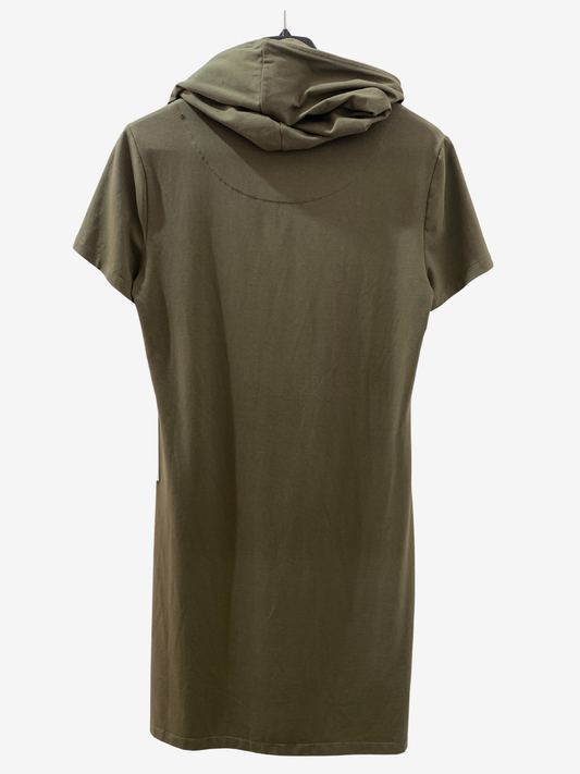 Robe kaki à capuche et détails dorés – Sélection sport chic Maya Mode