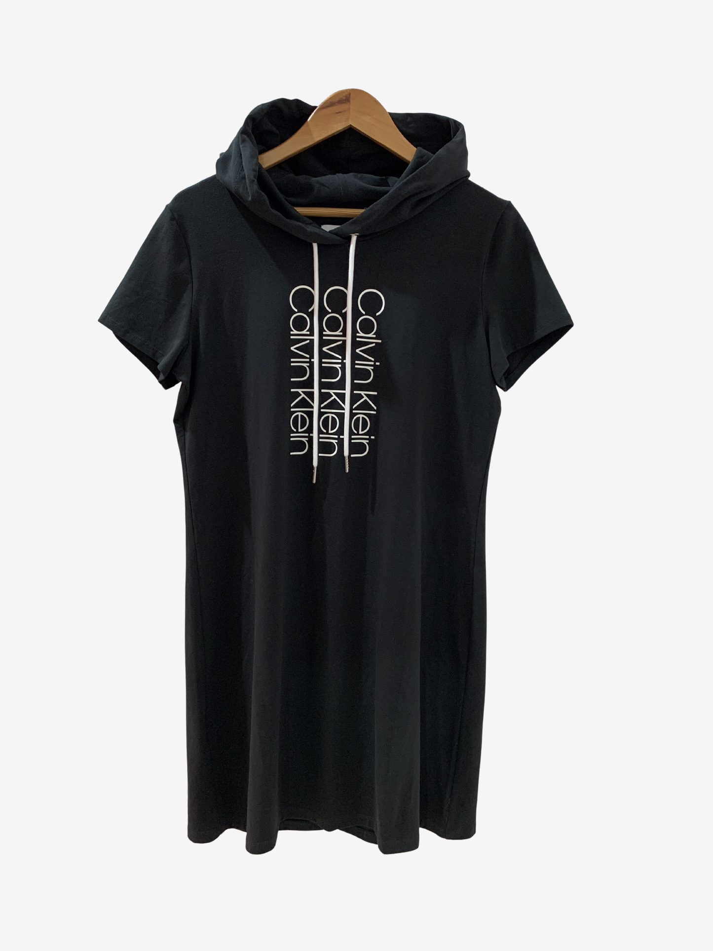 Robe t-shirt noire à capuche – Street chic Maya Mode