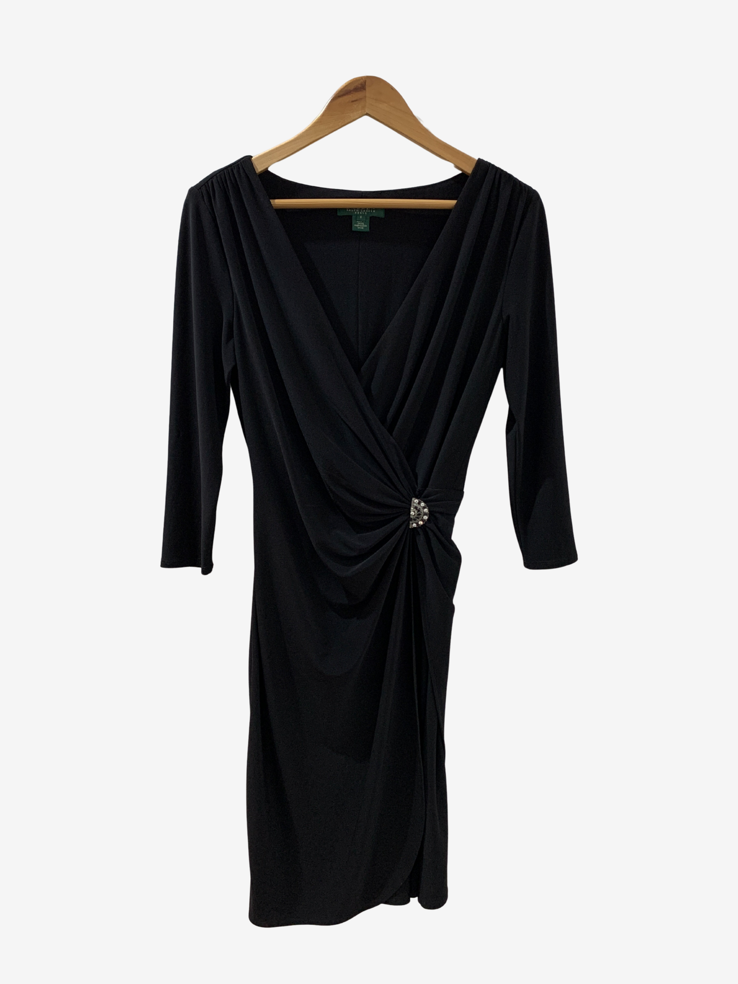 Robe noire drapée à détail bijou – Élégance intemporelle Maya Mode