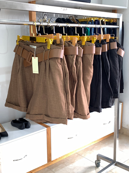 Short taille haute à ceinture camel – Élégance estivale Maya Mode