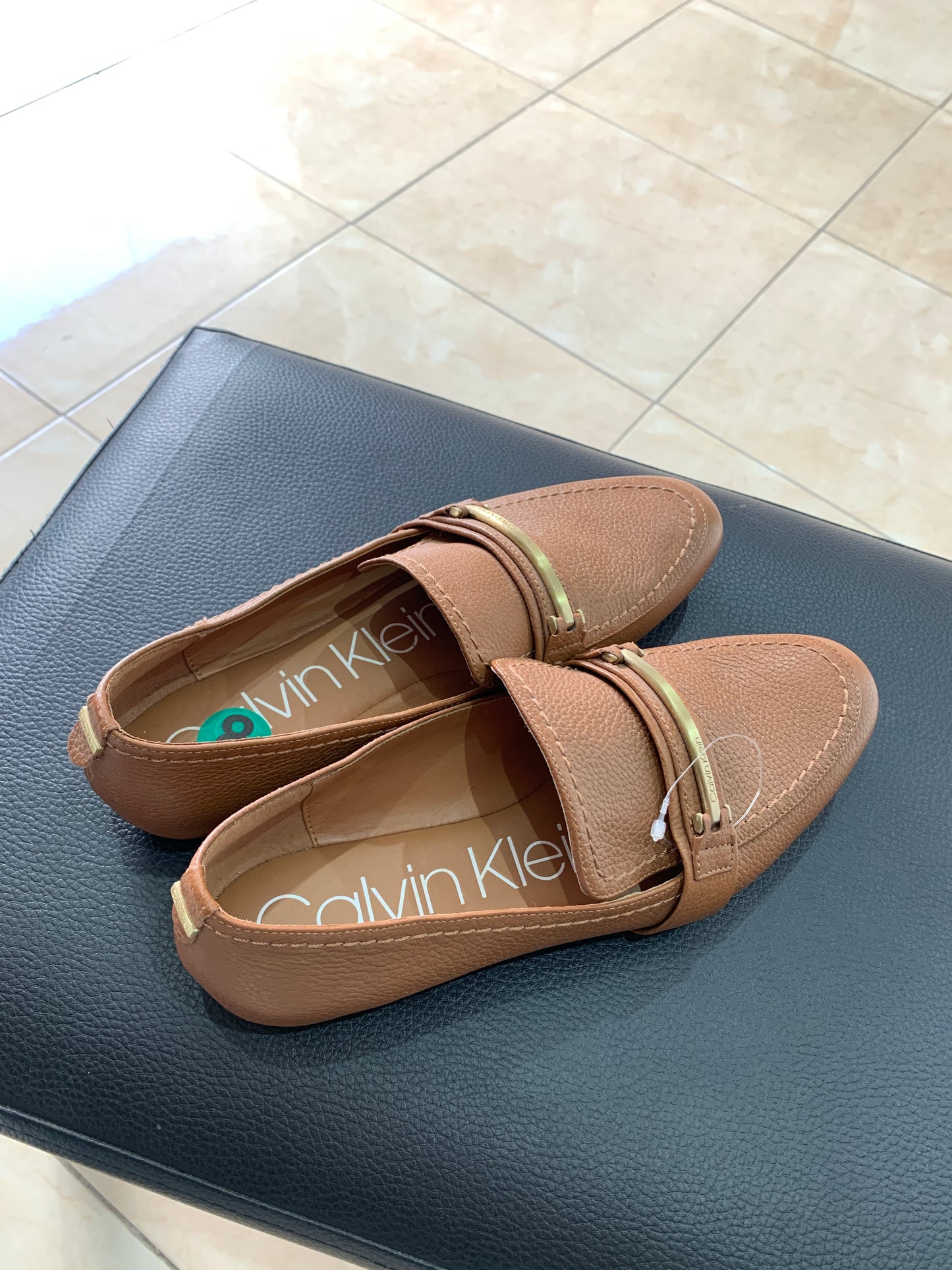 Mocassins camel avec boucle dorée – Élégance intemporelle Maya Mode