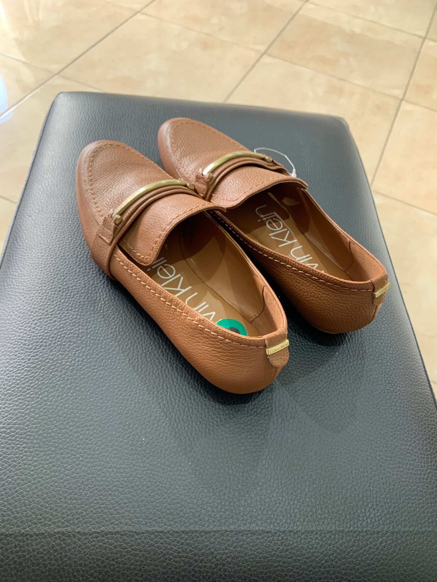 Mocassins camel avec boucle dorée – Élégance intemporelle Maya Mode