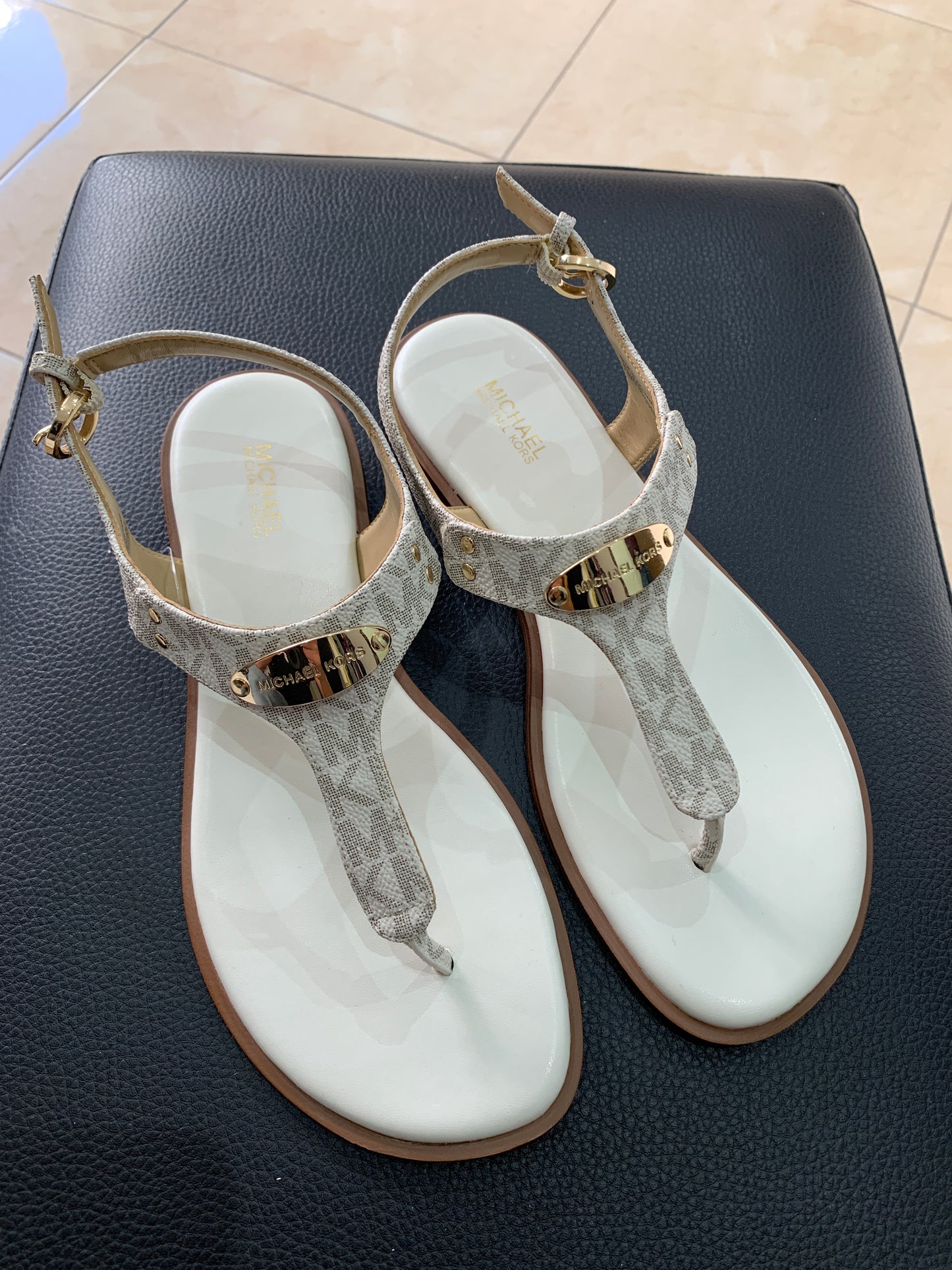 Sandales élégantes beige clair à détail doré – Élégance estivale Maya Mode