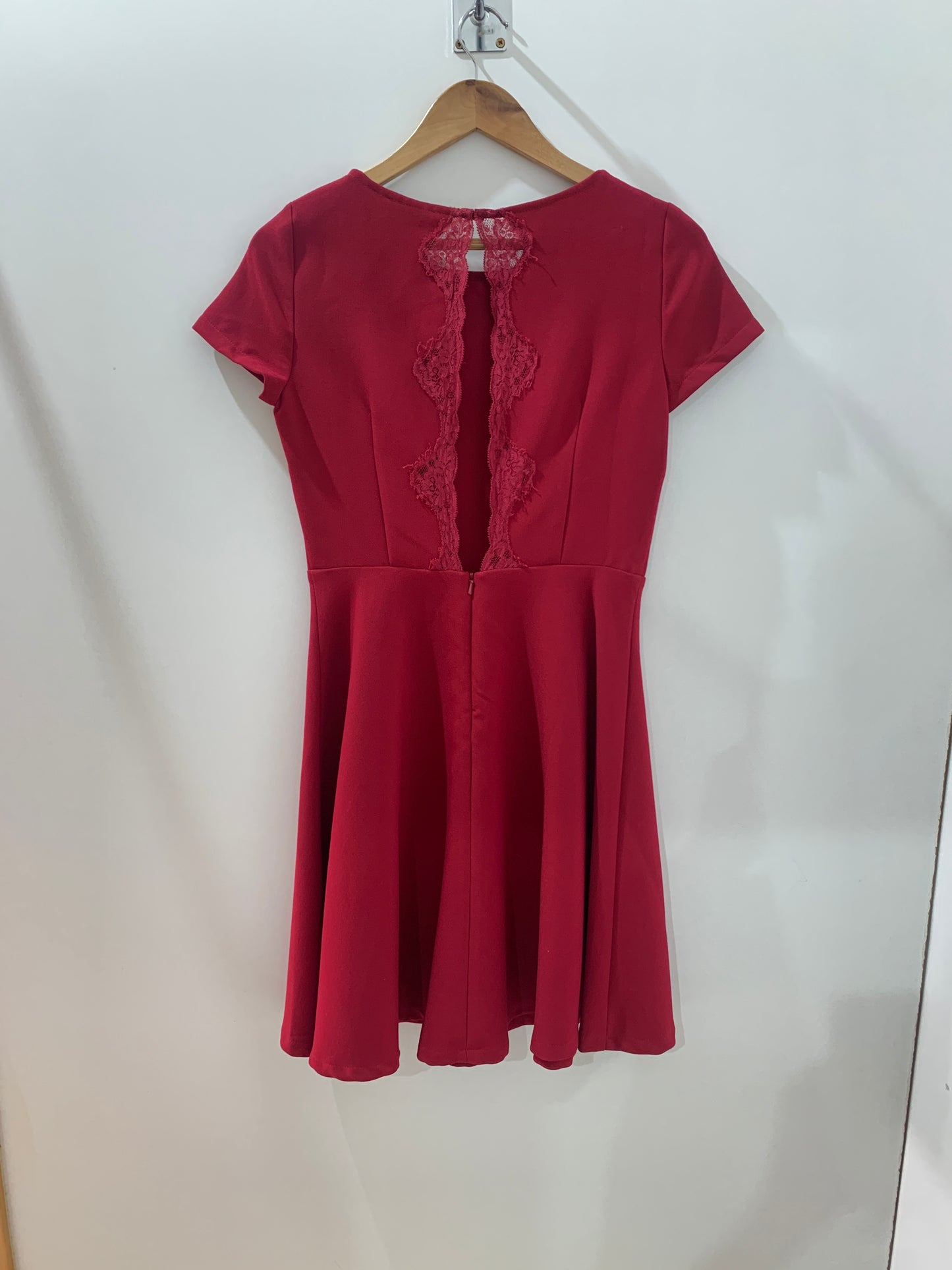 Robe rouge élégante à dos dentelle – Élégance romantique Maya Mode