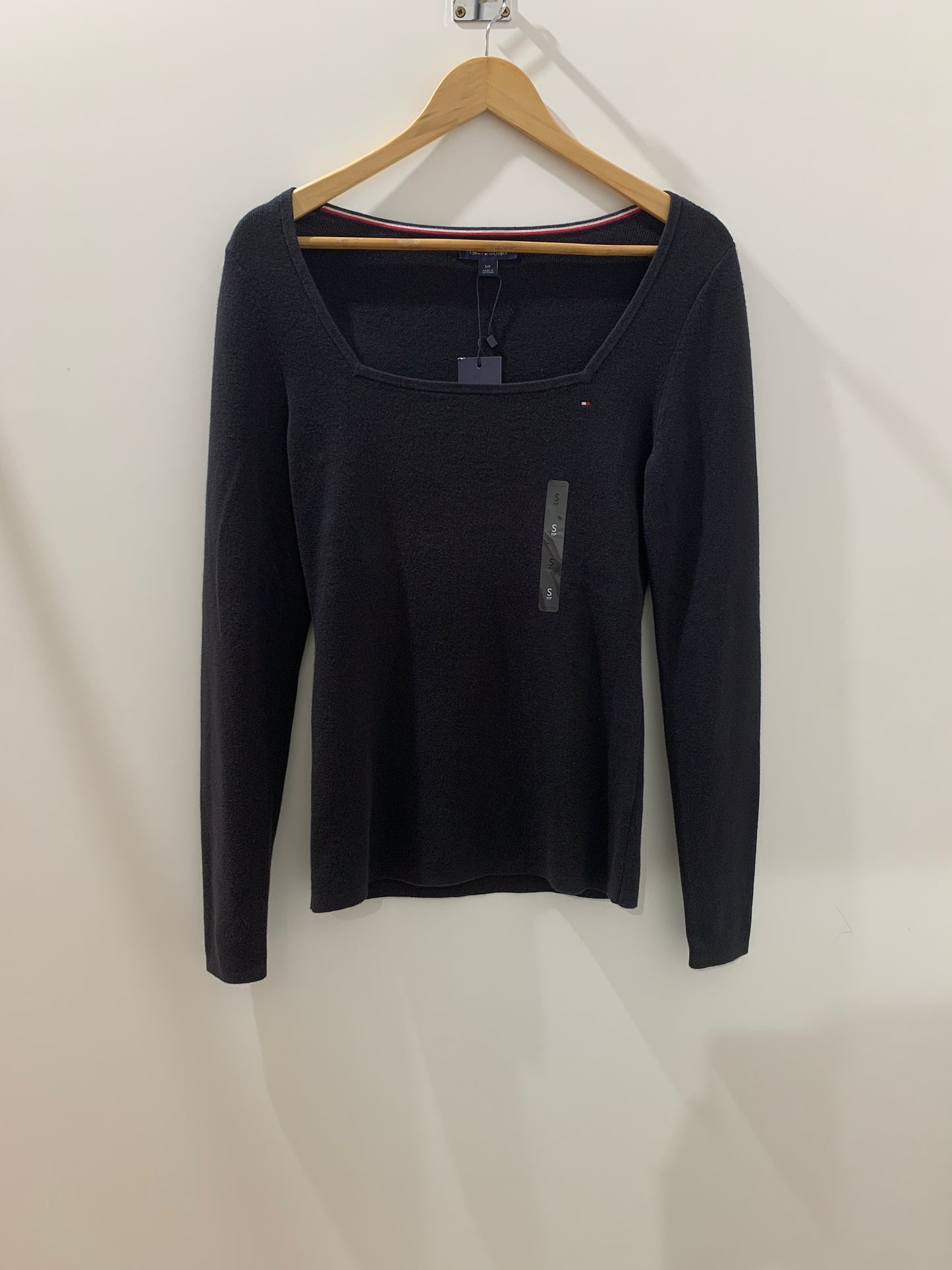 Pull noir col carré – Élégance minimaliste sélection Maya Mode