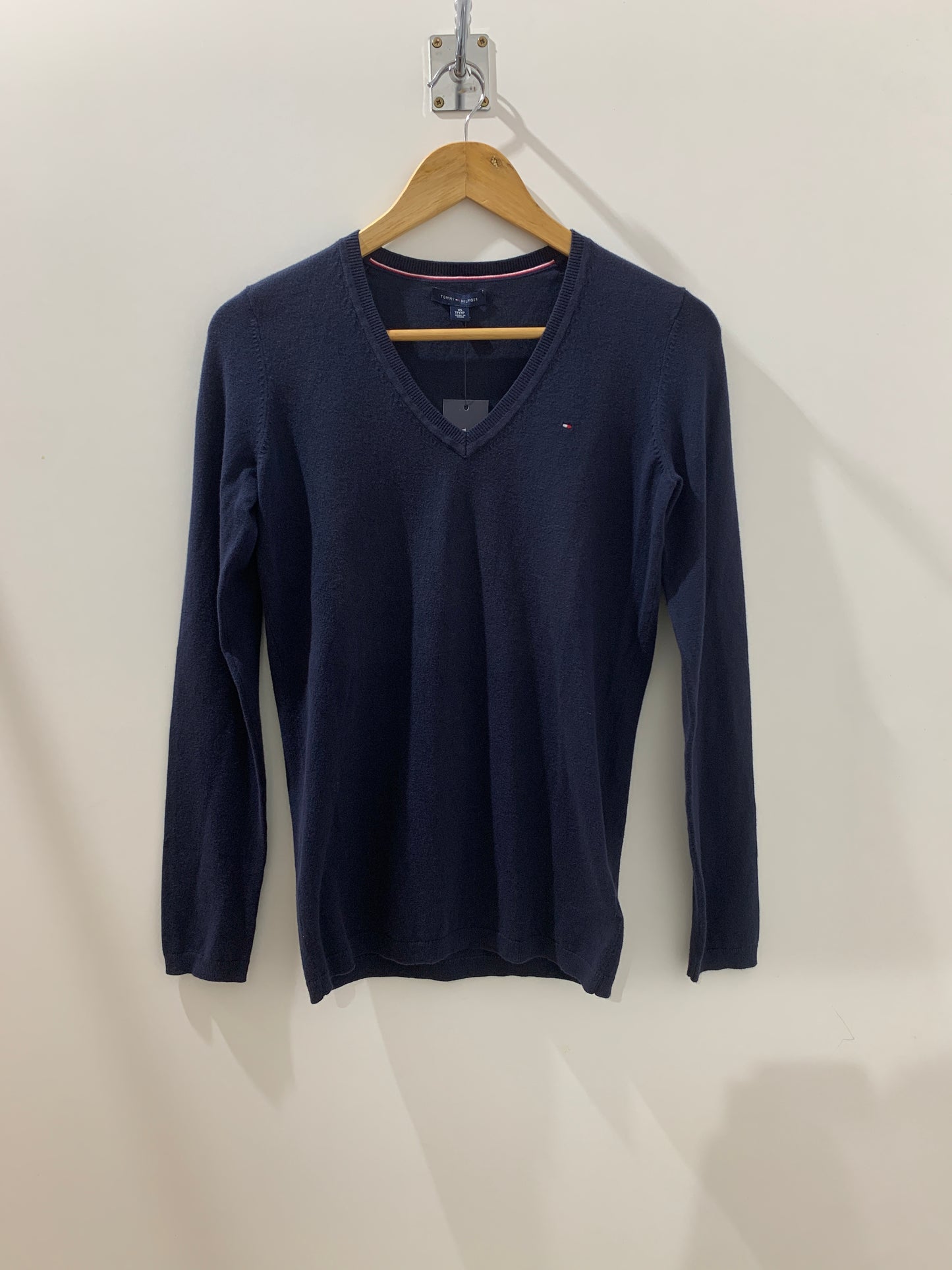 Pull bleu marine col V – Élégance sobre sélection Maya Mode