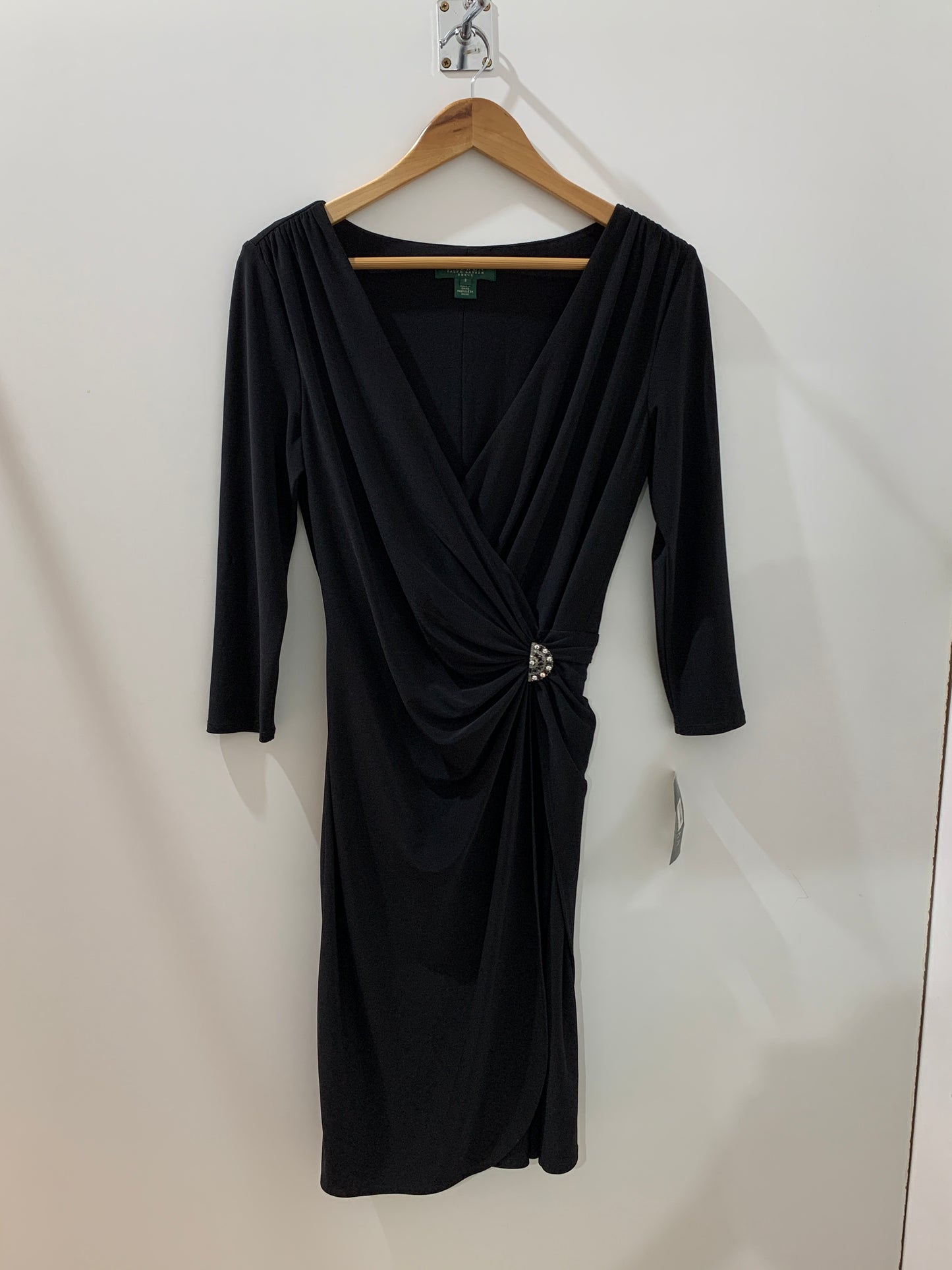 Robe noire drapée à détail bijou – Élégance intemporelle Maya Mode