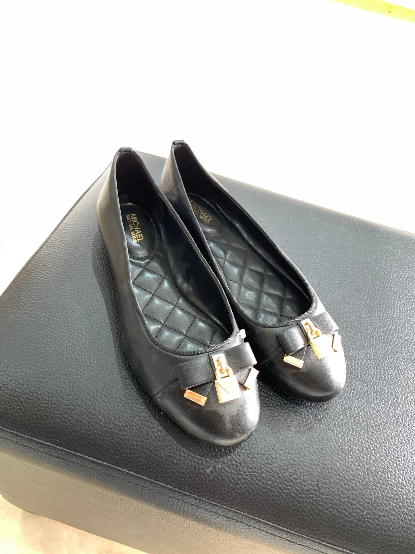 Ballerines noires à nœud doré – Sélection intemporelle Maya Mode