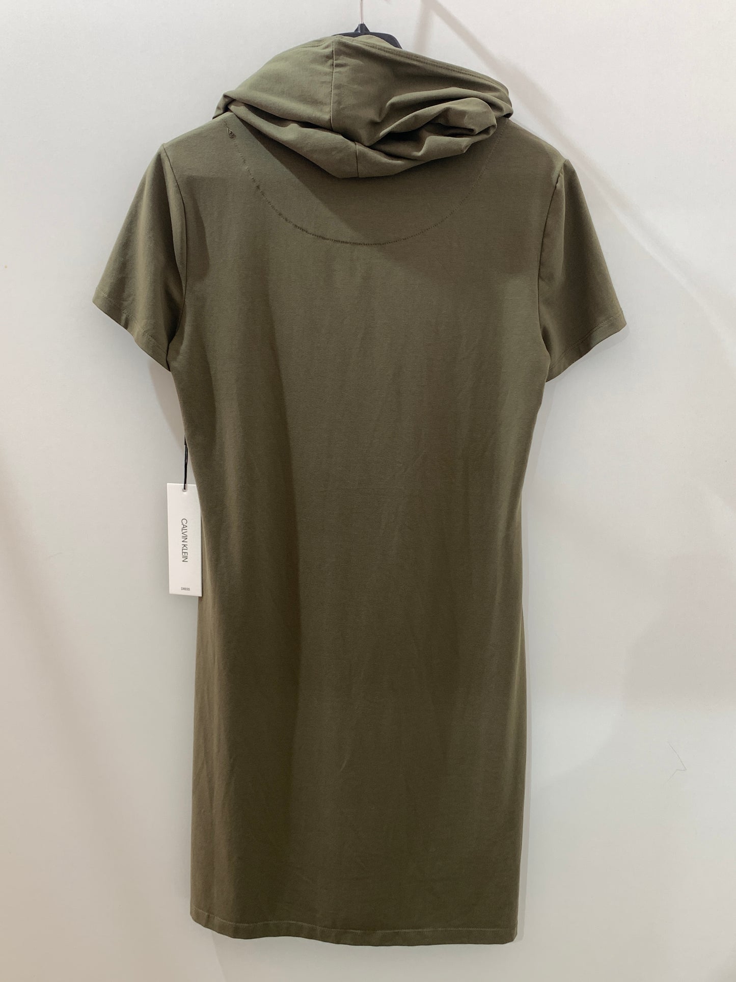 Robe kaki à capuche et détails dorés – Sélection sport chic Maya Mode