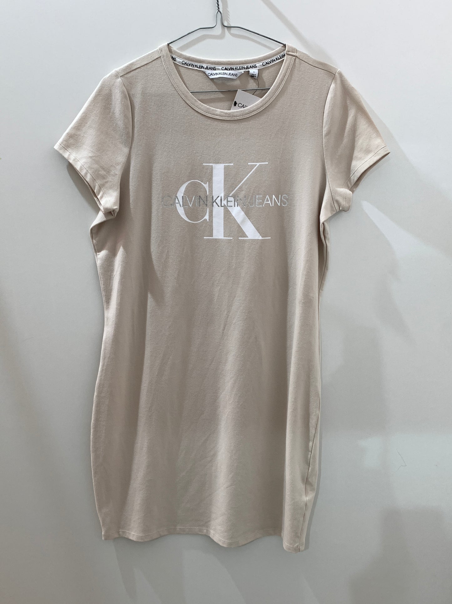 Robe beige minimaliste – Élégance naturelle Maya Mode