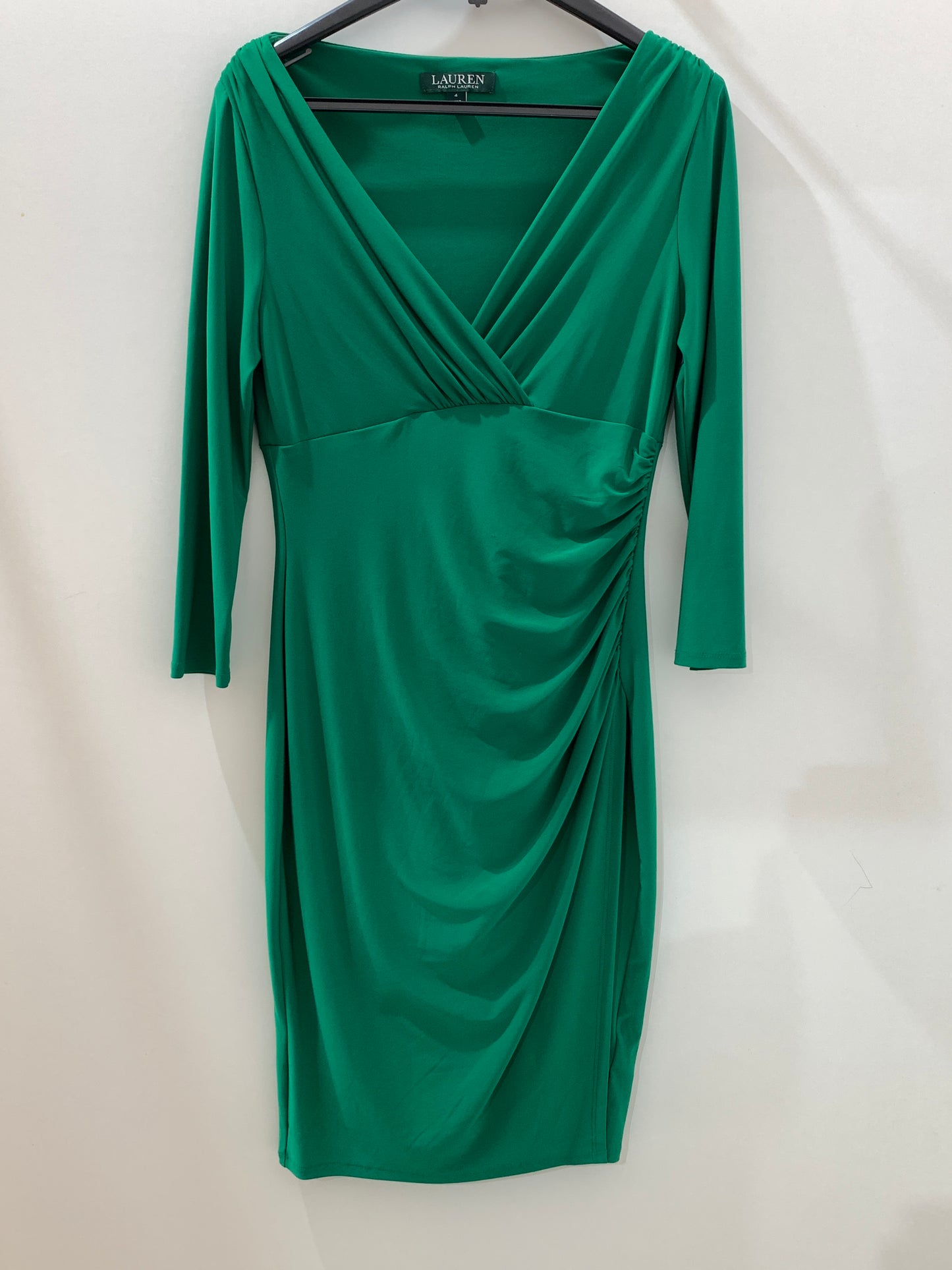 Robe verte drapée – Élégance classique Maya Mode