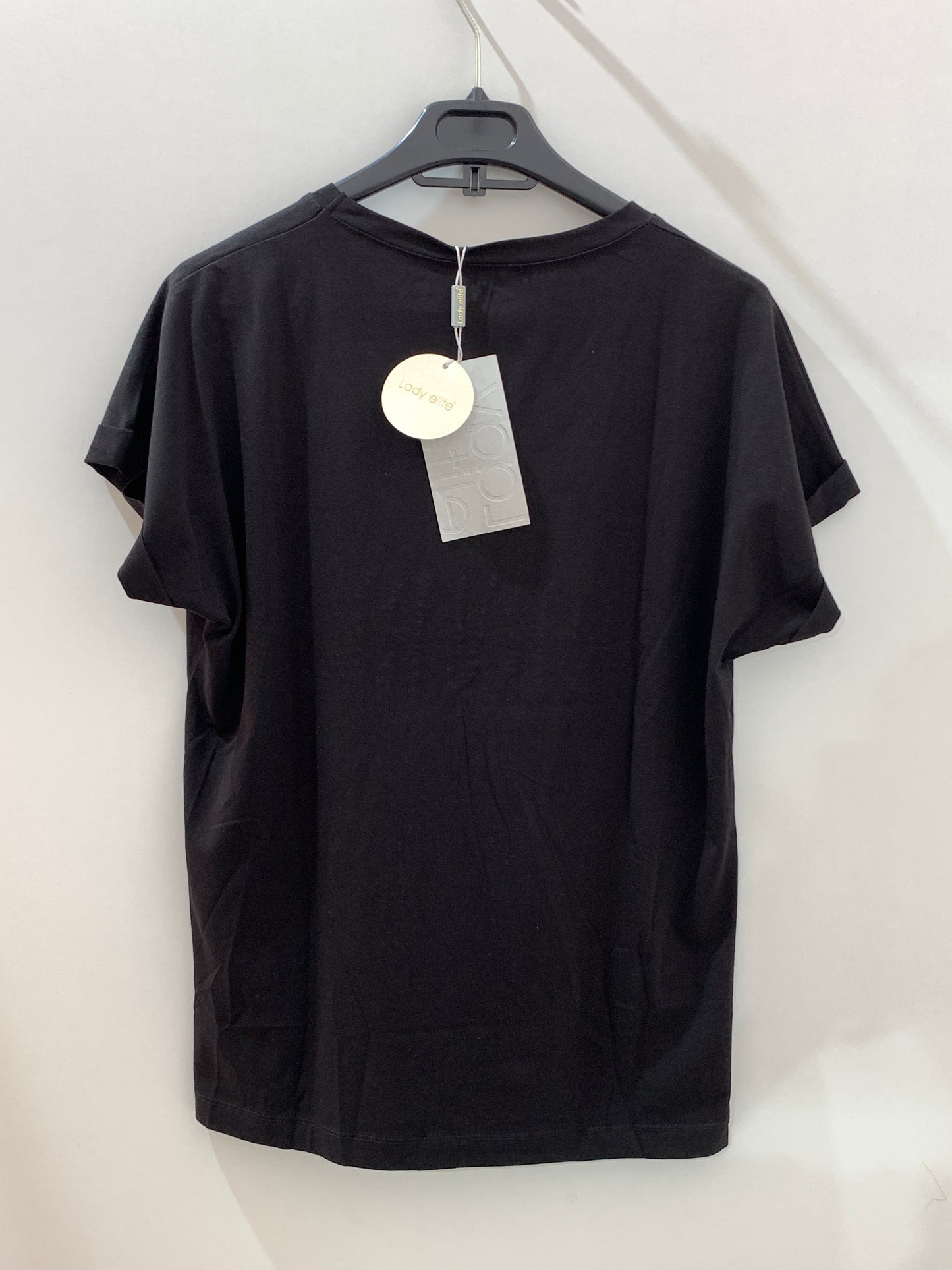 T-shirt noir “NEVER.” à détail doré – Attitude urbaine Maya Mode