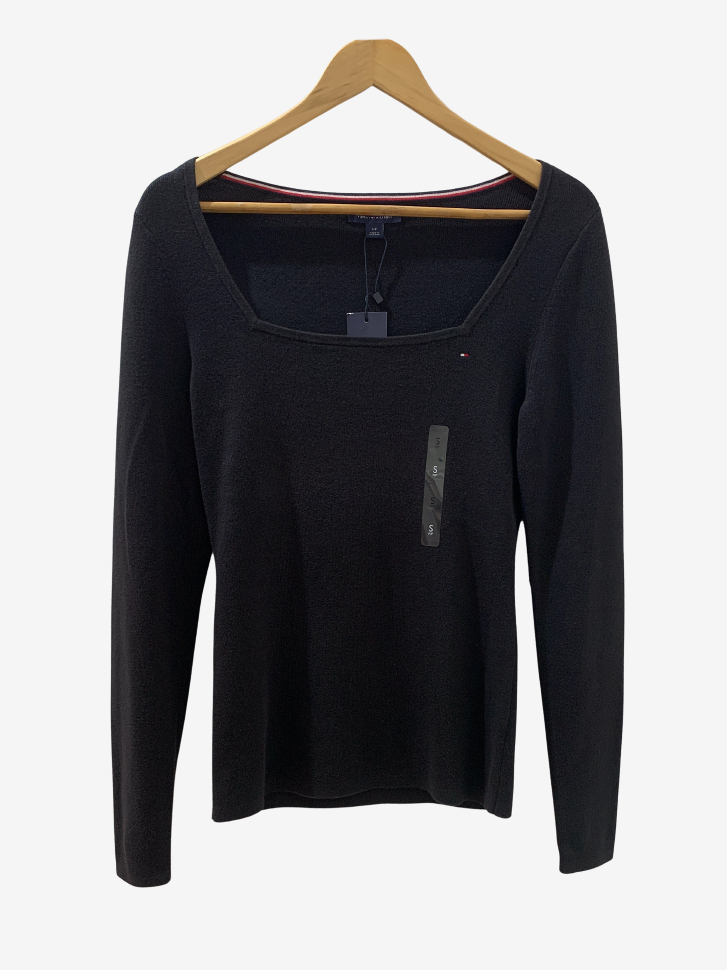 Pull noir col carré – Élégance minimaliste sélection Maya Mode