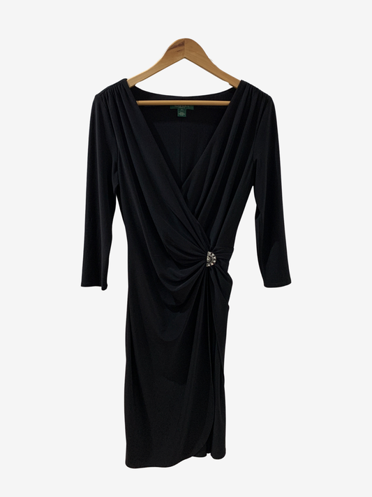 Robe noire drapée à détail bijou – Élégance intemporelle Maya Mode