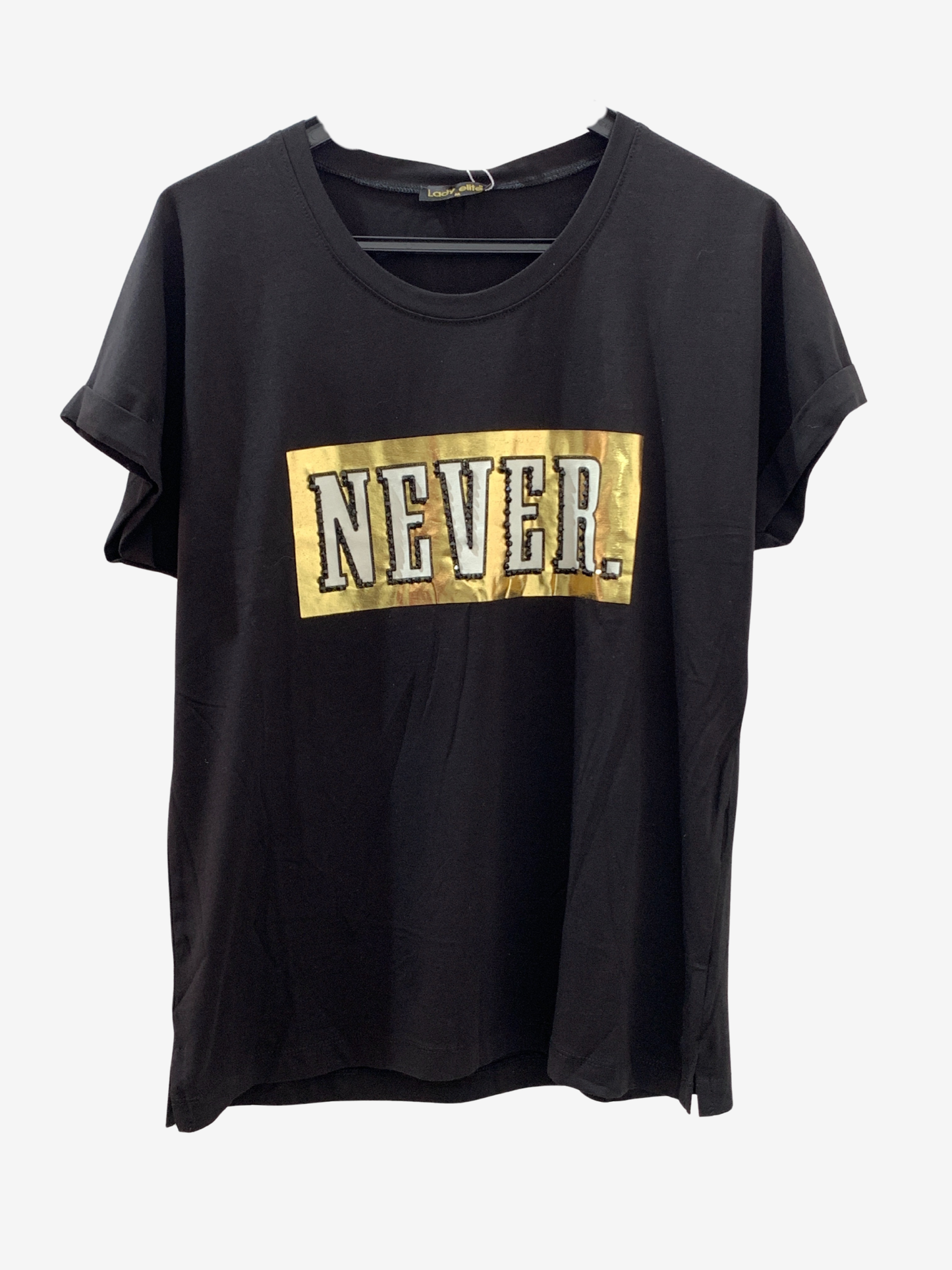 T-shirt noir “NEVER.” à détail doré – Attitude urbaine Maya Mode