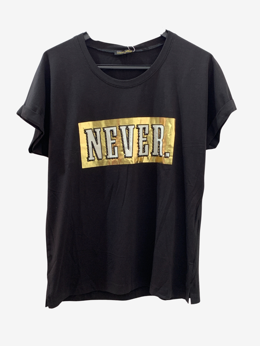 T-shirt noir “NEVER.” à détail doré – Attitude urbaine Maya Mode