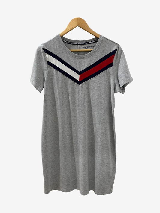 Robe t-shirt grise à motif géométrique – Élégance décontractée Maya Mode