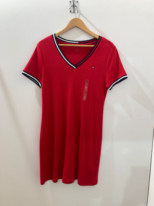 Robe rouge casual à col V – Esprit sportif chic Maya Mode
