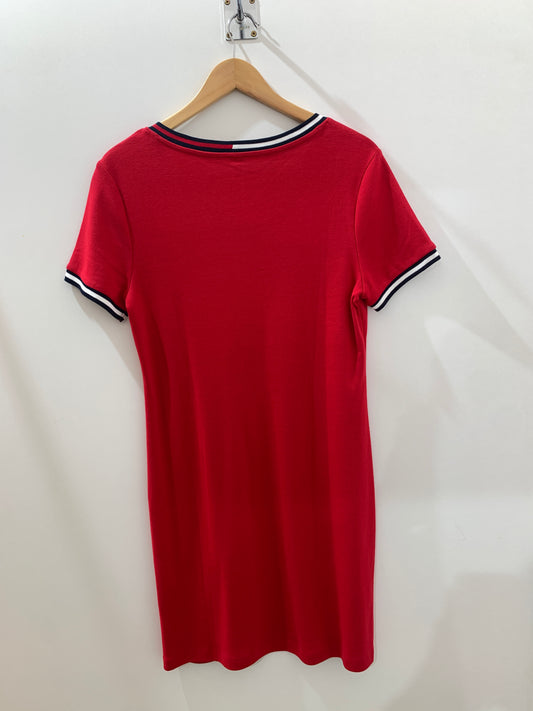 Robe rouge casual à col V – Esprit sportif chic Maya Mode