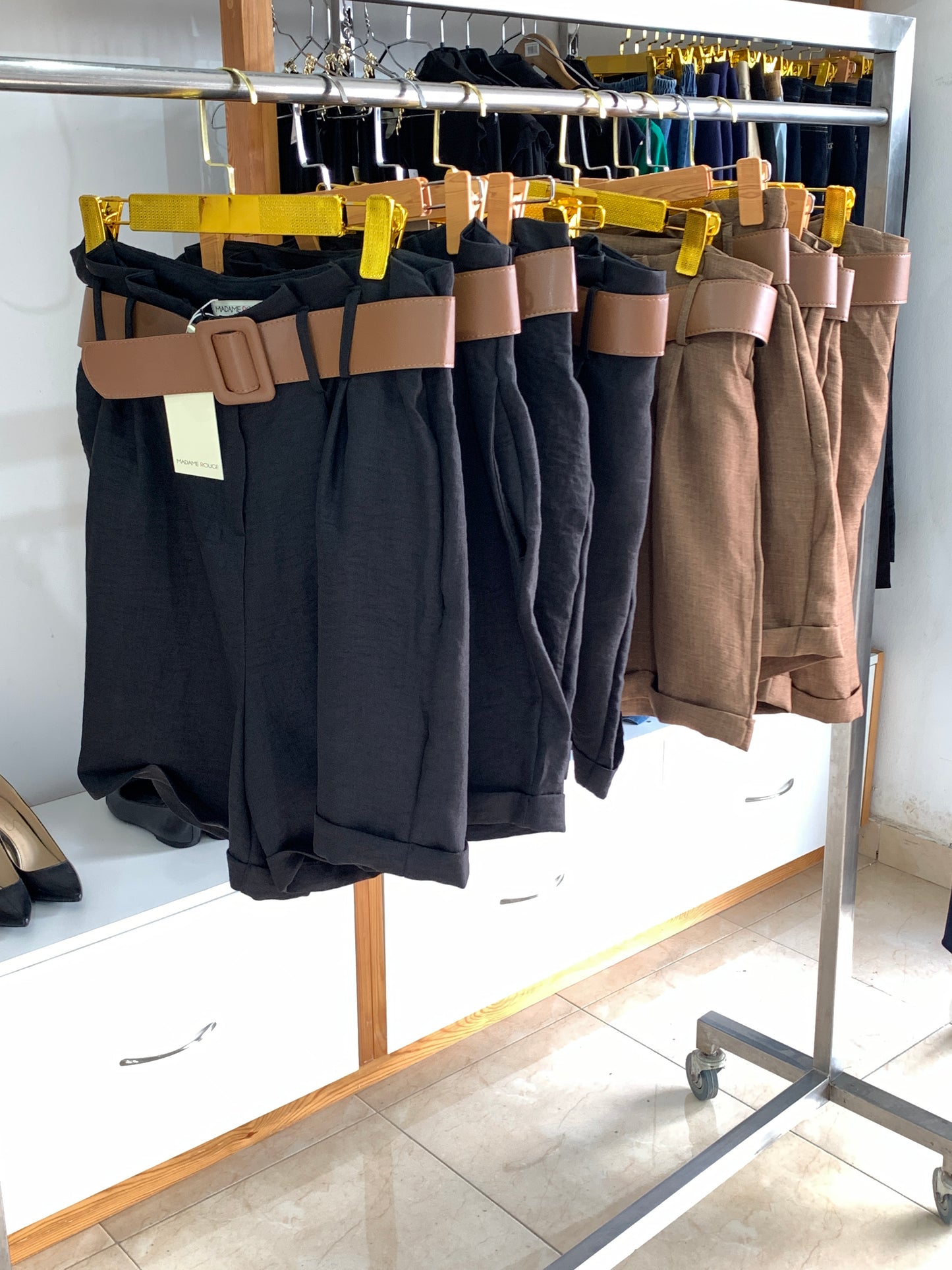 Short taille haute à ceinture camel – Élégance estivale Maya Mode