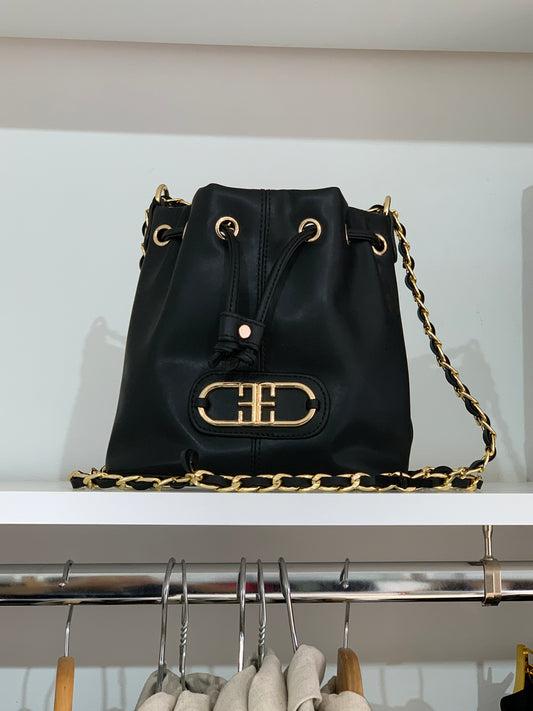 Sac seau noir à chaîne dorée – Modern Class Maya Mode
