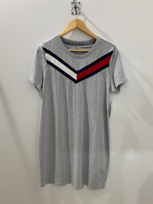 Robe t-shirt grise à motif géométrique – Élégance décontractée Maya Mode