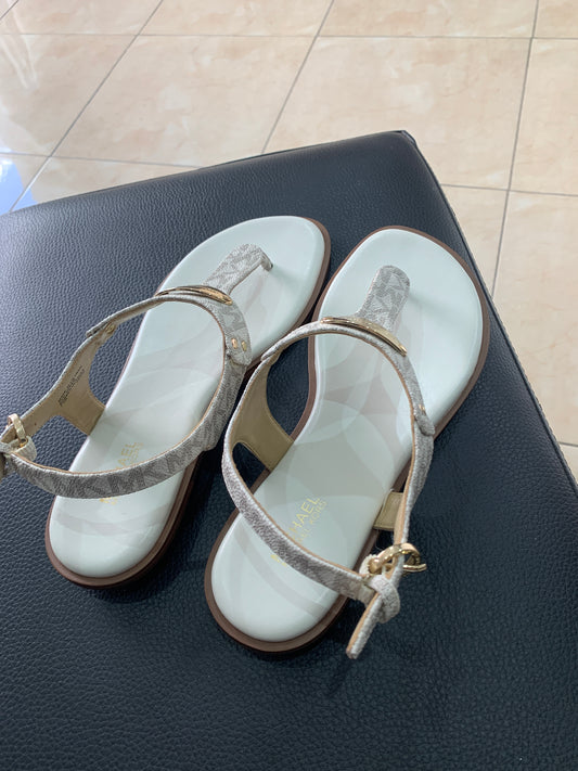 Sandales élégantes beige clair à détail doré – Élégance estivale Maya Mode