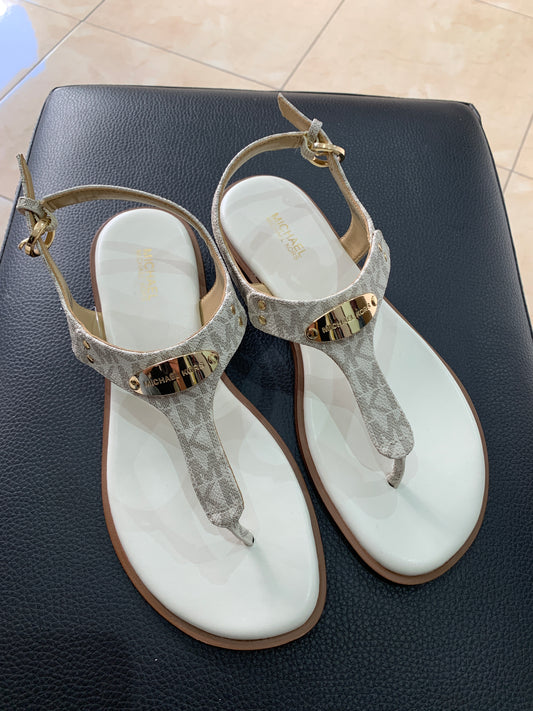 Sandales élégantes beige clair à détail doré – Élégance estivale Maya Mode