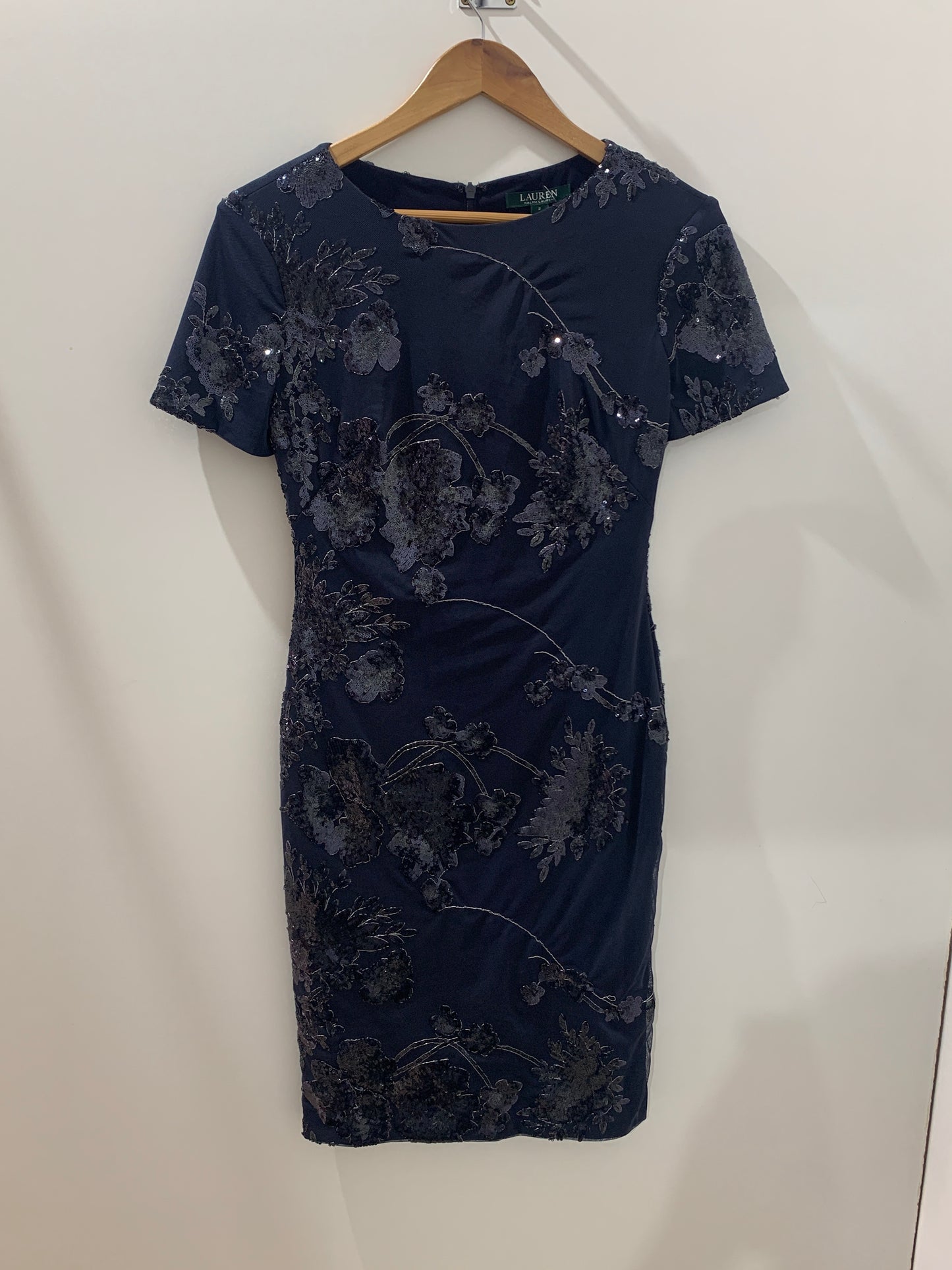 Robe bleu nuit à broderies florales – Élégance intemporelle Maya Mode