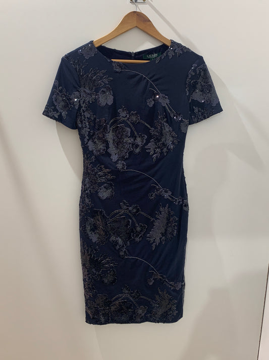 Robe bleu nuit à broderies florales – Élégance intemporelle Maya Mode