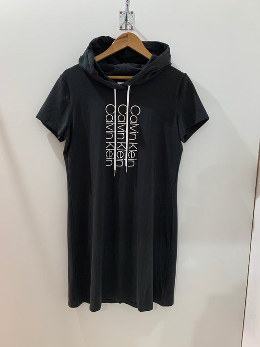 Robe t-shirt noire à capuche – Street chic Maya Mode