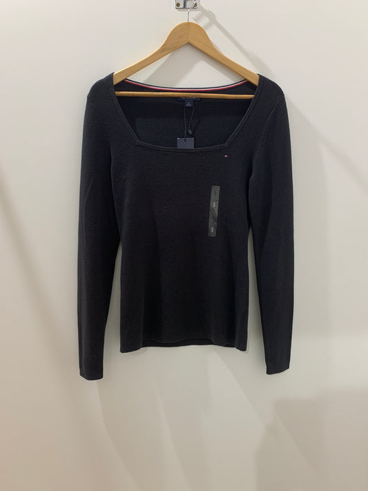 Pull noir col carré – Élégance minimaliste sélection Maya Mode