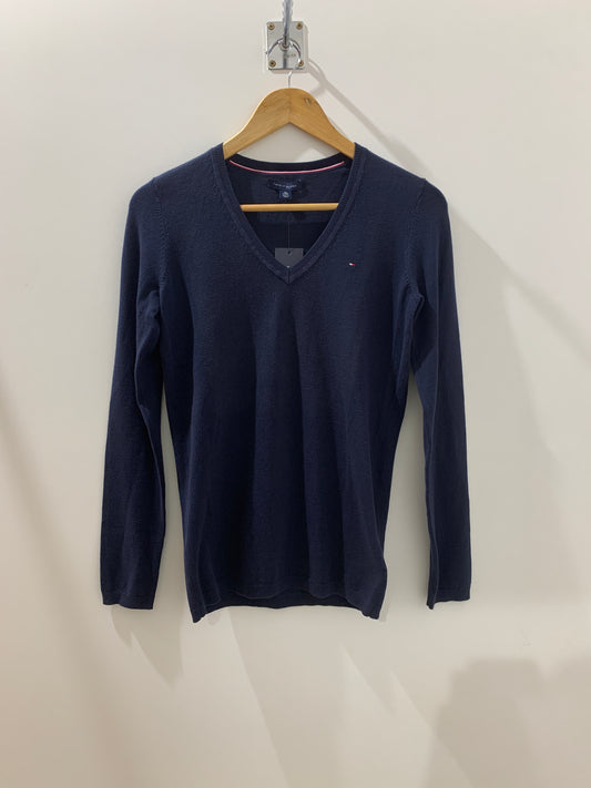 Pull bleu marine col V – Élégance sobre sélection Maya Mode