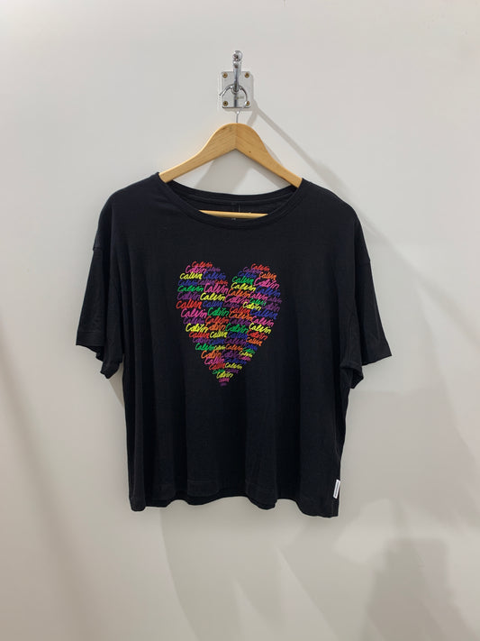 T-shirt noir à cœur coloré – Sélection douceur Maya Mode