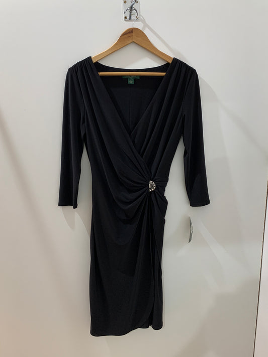 Robe noire drapée à détail bijou – Élégance intemporelle Maya Mode