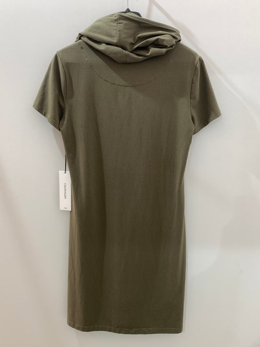 Robe kaki à capuche et détails dorés – Sélection sport chic Maya Mode