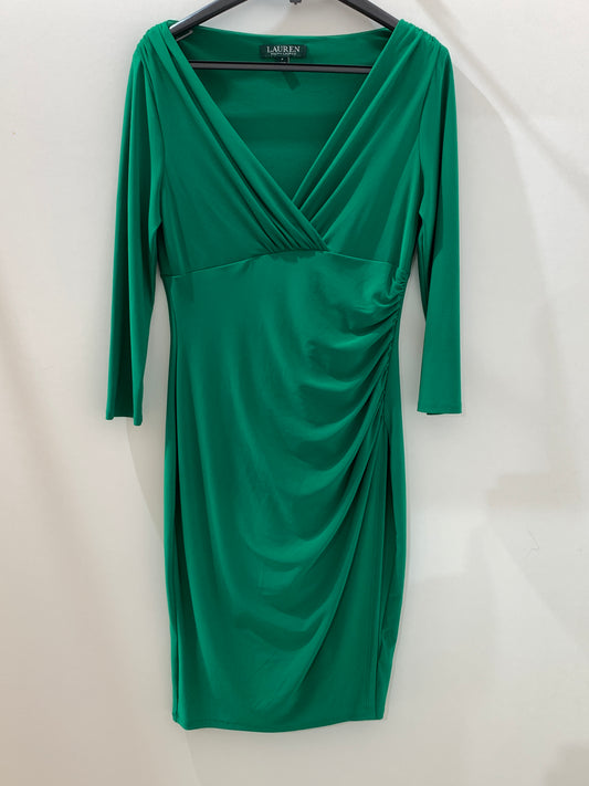 Robe verte drapée – Élégance classique Maya Mode