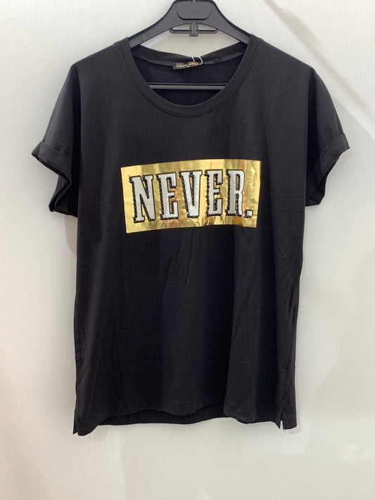 T-shirt noir “NEVER.” à détail doré – Attitude urbaine Maya Mode