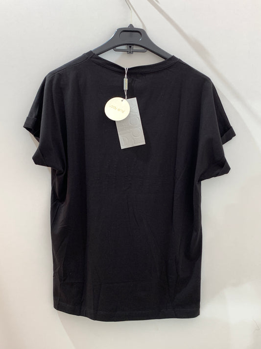 T-shirt noir “NEVER.” à détail doré – Attitude urbaine Maya Mode