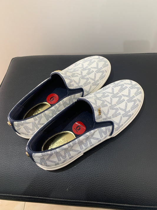 Slip-on blanc et bleu – Élégance décontractée Maya Mode