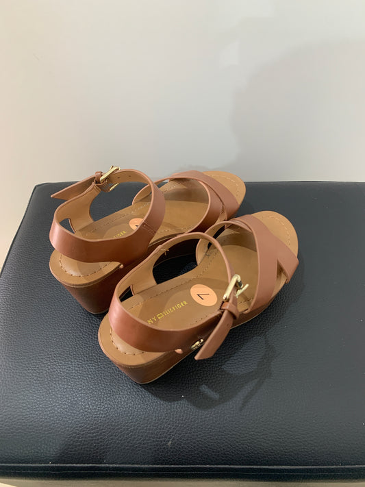 Sandales compensées camel – Allure estivale Maya Mode