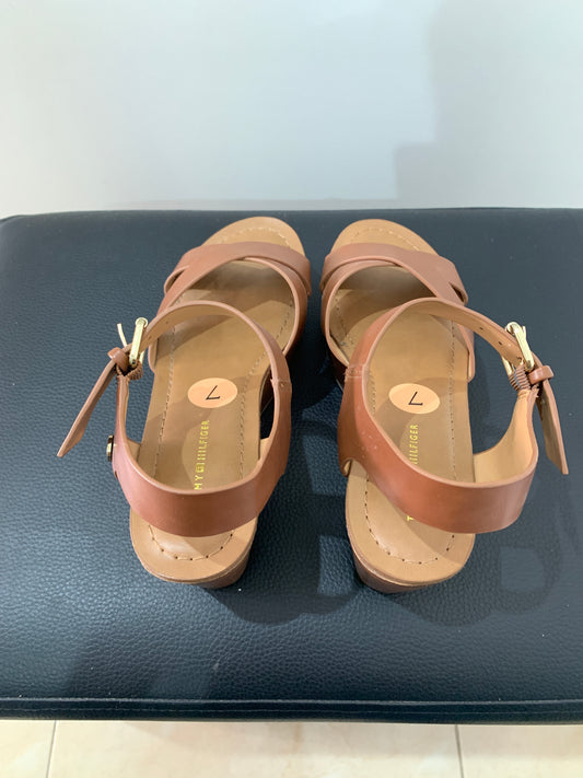 Sandales compensées camel – Allure estivale Maya Mode