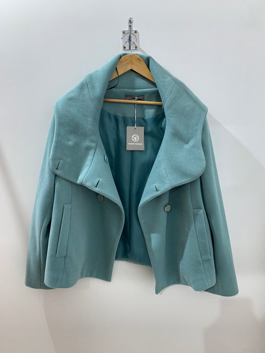 Manteau court bleu pastel – Élégance de saison Maya Mode